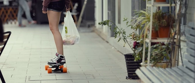 Stary features a composite deck made from fiber glass, bamboo and Canadian maple with a lithium polymer battery inside