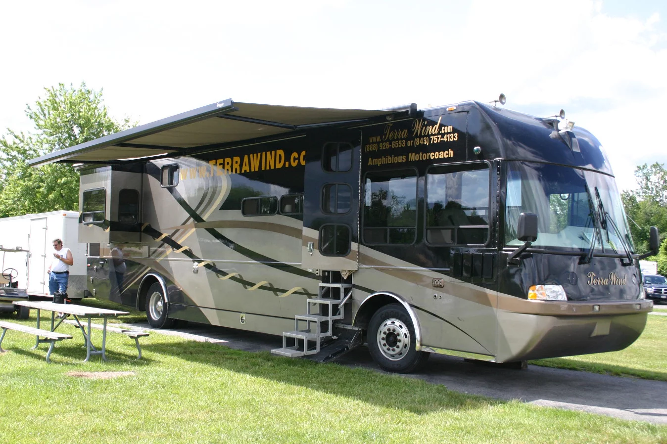 Once John had the Hydra Terra in production, he commenced work on a luxury amphibious motorhome for he and wife Julie, finishing the Terra Wind in 2003.