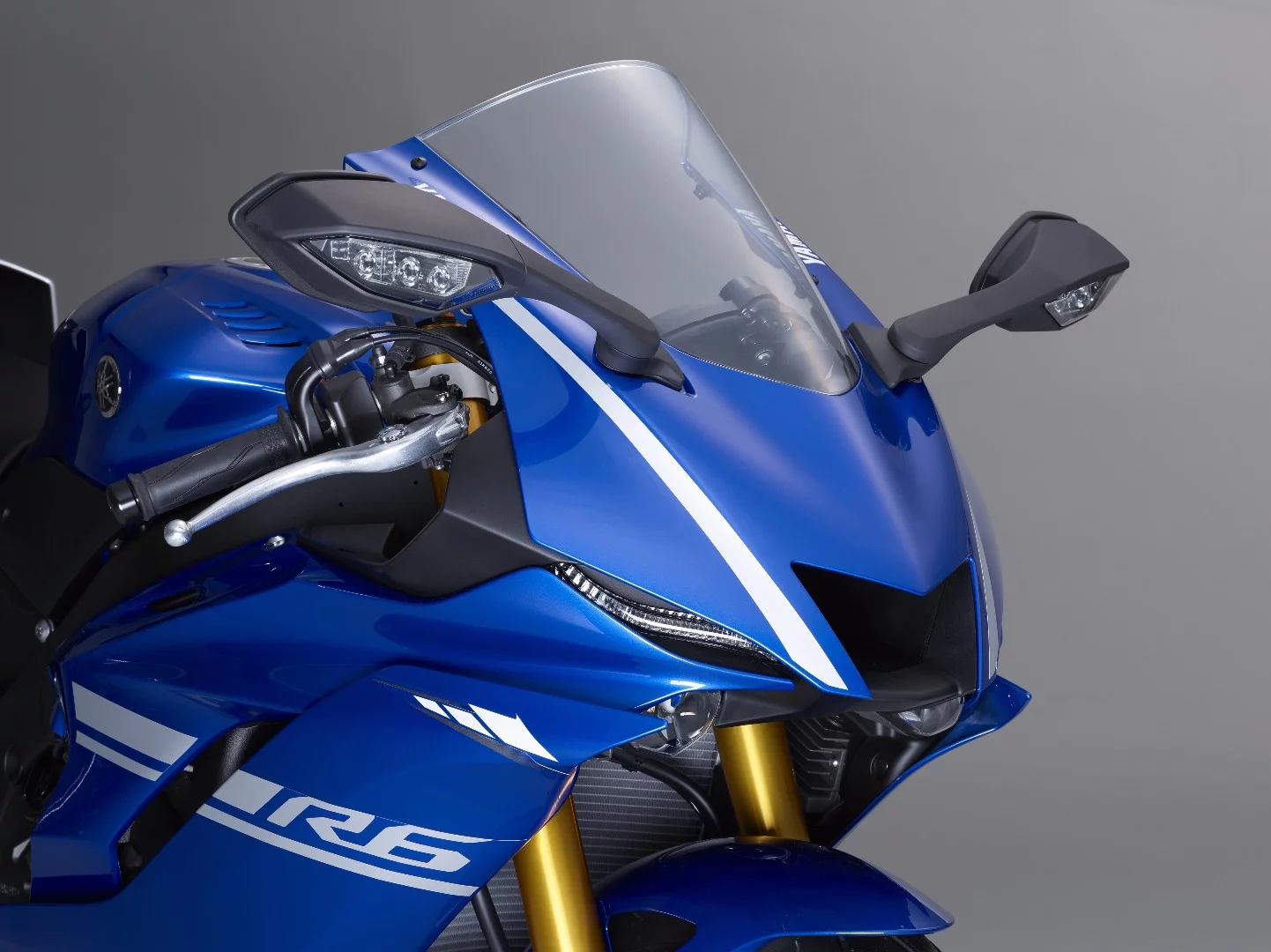 The mirrors of the 2017 Yamaha YZF-R6 incorporate LED indicators