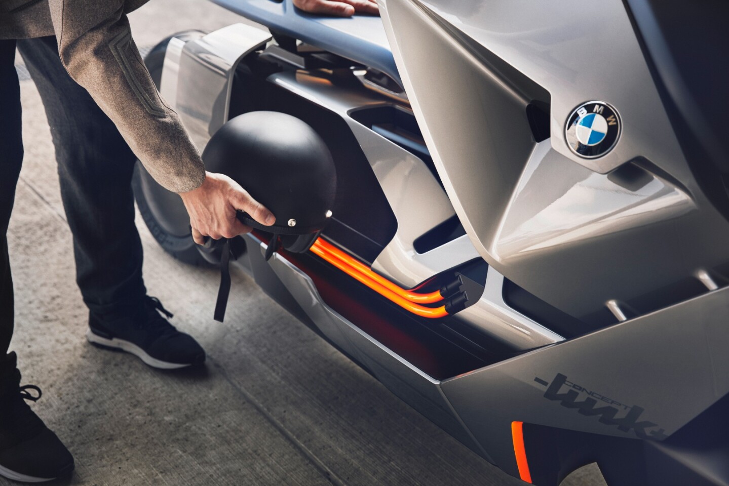 Access to the storage compartment of the BMW Motorrad Concept Link is achieved from a sliding door on the right-hand side