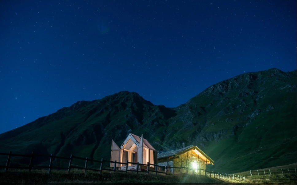  Located 1,900 meters (6,234 ft) above sea level in the quaint alpine town of La Morra, which is nestled in the Pian dell'Alpe, Usseaux (about a 90-minute drive from Turin), Immerso offers a rare opportunity to sleep under the stars