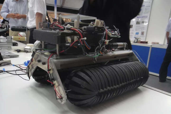 A Japanese team has developed the Omni-Crawler, a crawler-type vehicle that can move in all directions (Image: DigInfo)