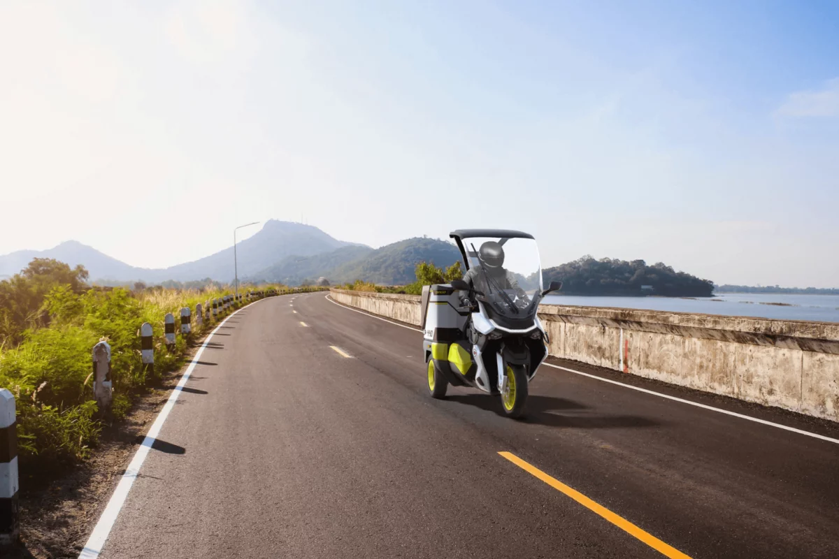 The Rapide 3 cargo scooter can roll for 105 km per charge, supports fast-charging and is capable of a top speed of 95 km/h