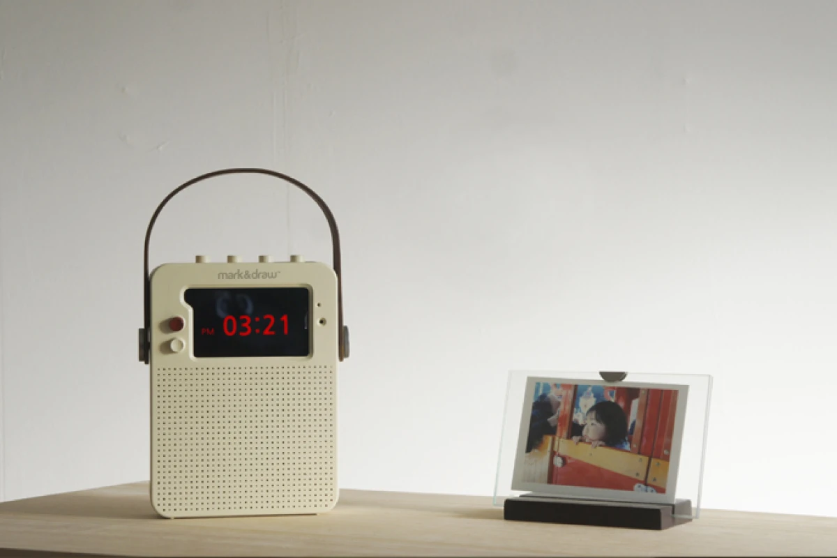 Compatible with iPhone 4, 4S, 5 and 5S, i Ready O is designed to turn your old iPhone into a retro-styled radio