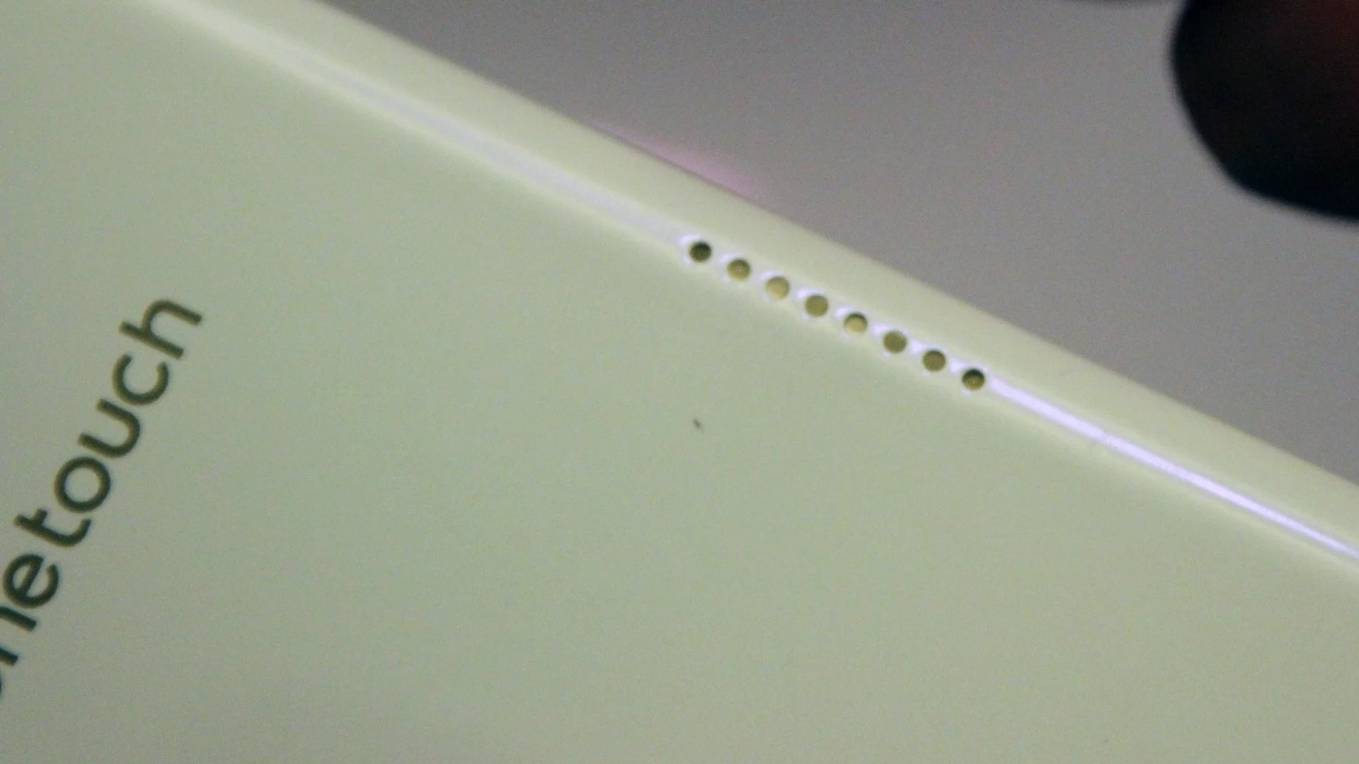 The magentic dock of the Alcatel OneTouch Hero (Photo: Gizmag)