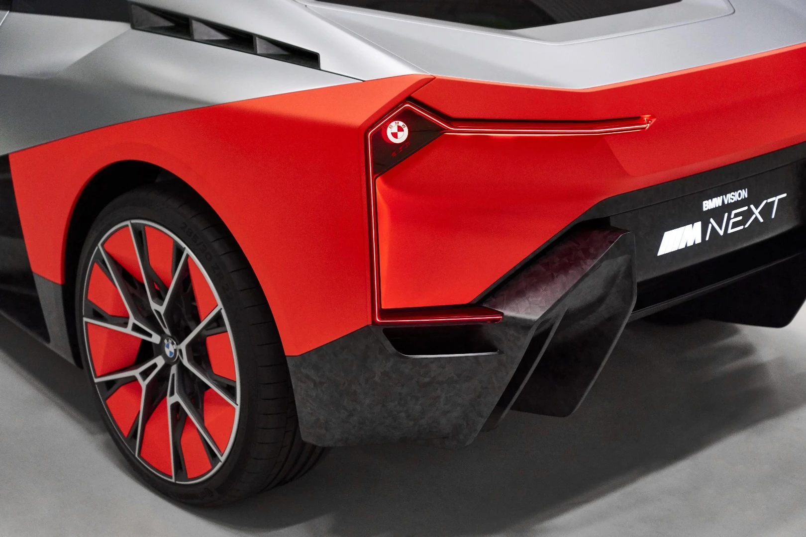 BMW uses tiny "Laser Wire" lighting, front and back