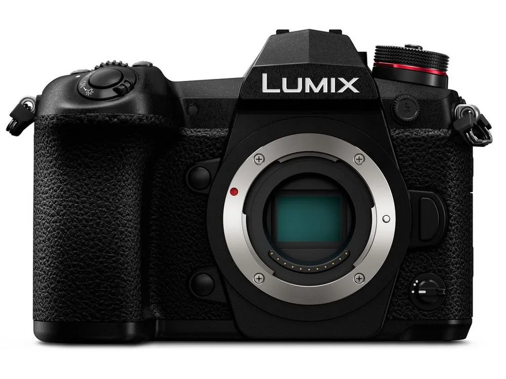 The Lumix G9 benefits from magnesium alloy construction that's splashproof, dustproof and able to withstand temperatures as low as -10° C