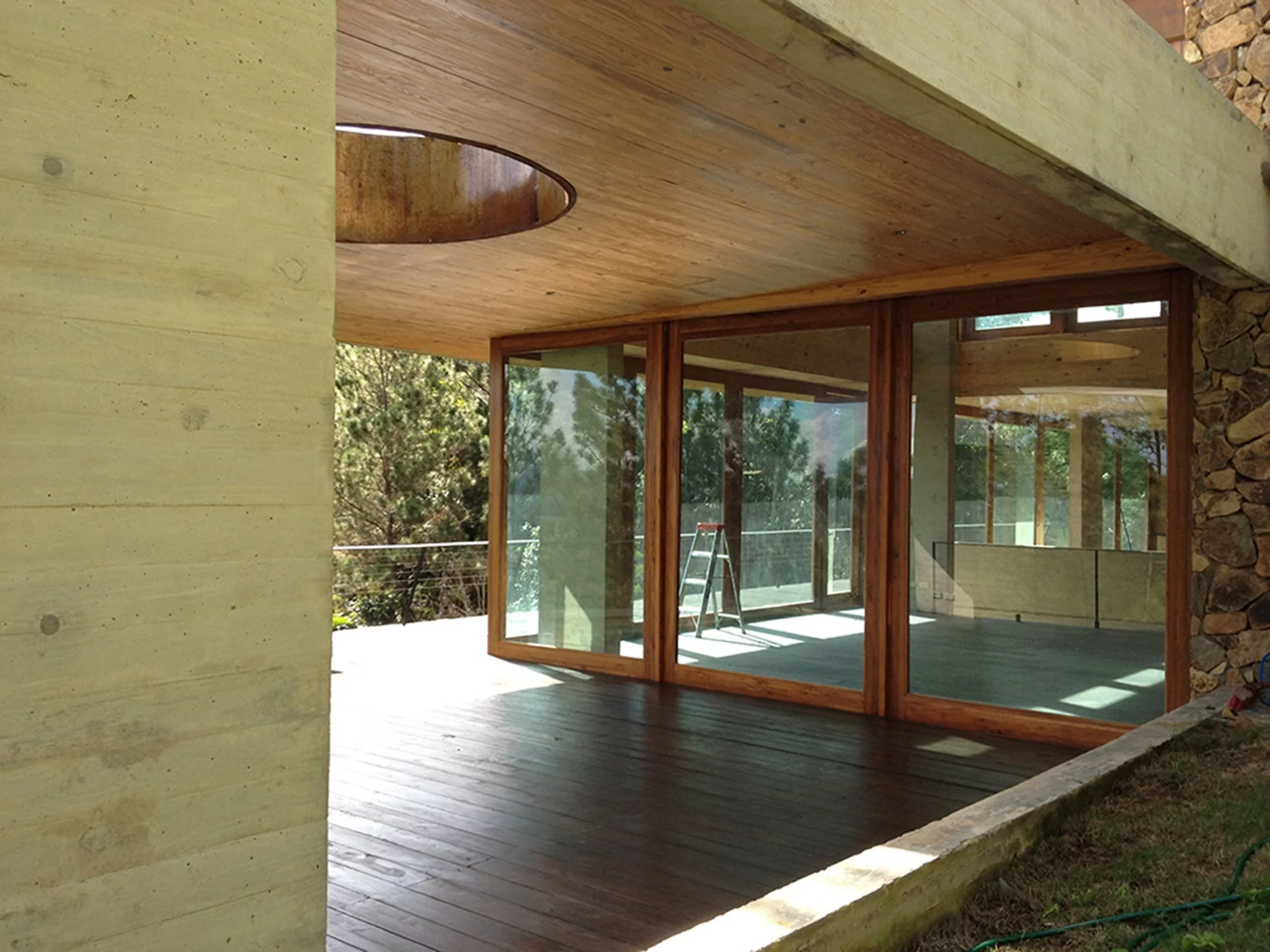 The interior of the home includes several dining and living rooms, and a library (Photo: Eduardo Abreu)
