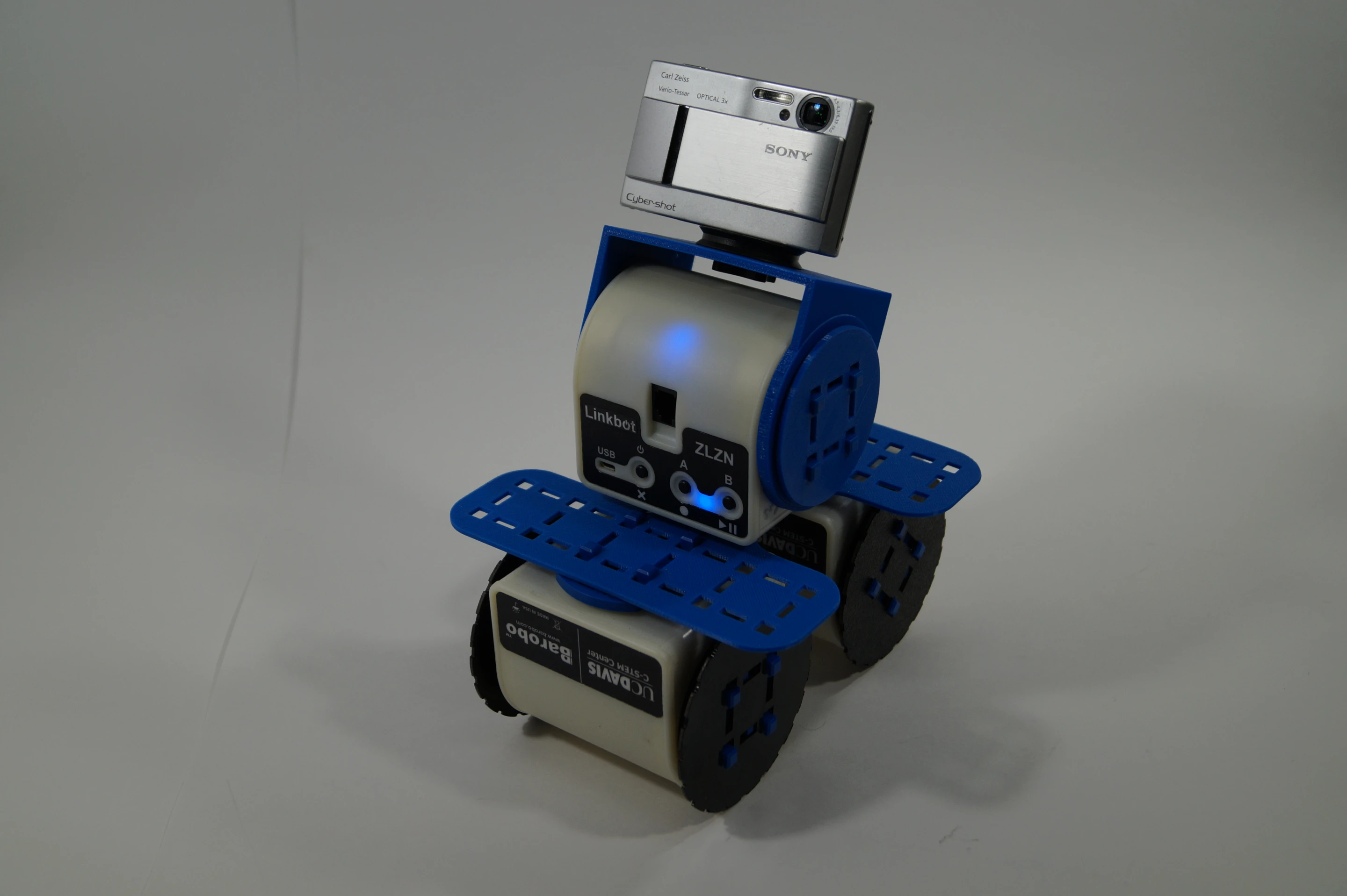 Users can snap connect modules together to build a bigger, badder, meaner Linkbot monster, or attach components like legs, joints, grippers, and even camera mounts
