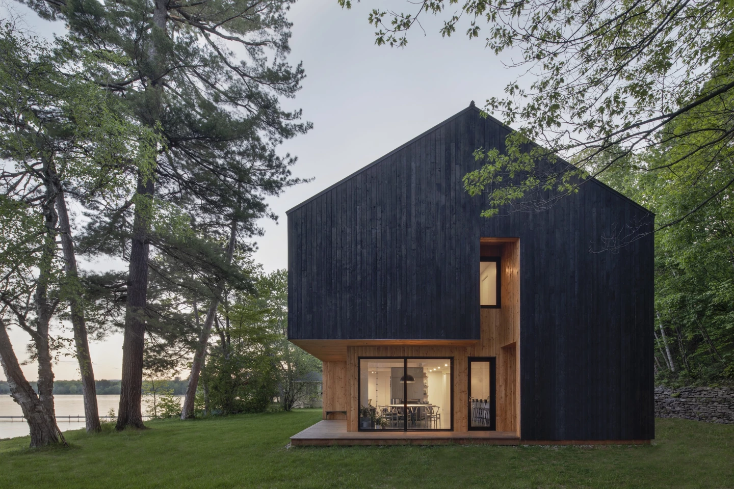 The Lakeside Cabin withstands temperatures as low as - 40 °F (- 40 °C) with excellent insulation and a high level of airtightness