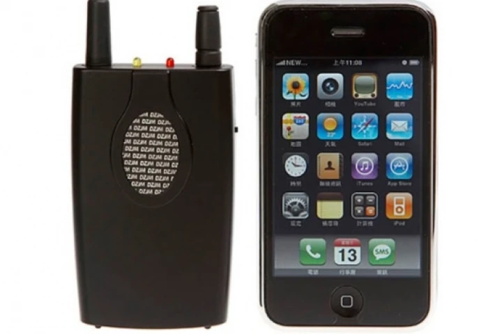 The Hand-held Portable Universal Cell Phones JammerPic courtesy Oh Gizmo.