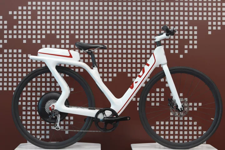 The KEB City has a step-through frame, rear-mounted battery, 28-inch wheels and mud-flaps
