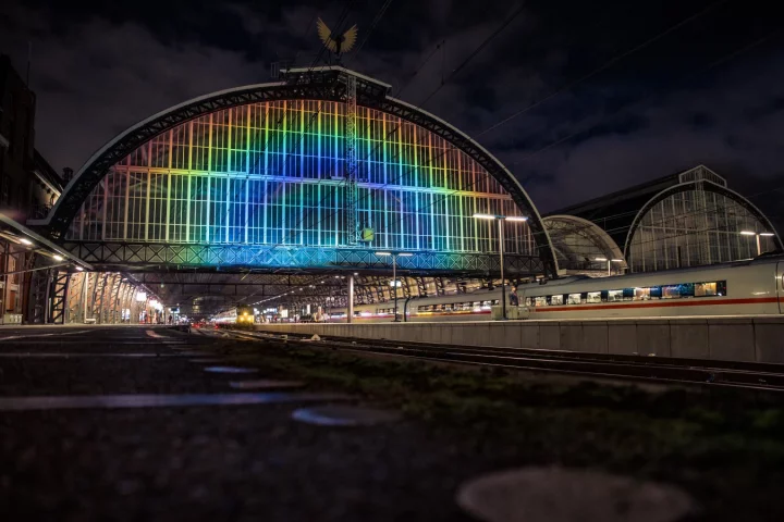 Amsterdam Station will become Rainbow Station for a brief period after sunset every night through to December 2015 (Photo: Studio Roosegaarde)