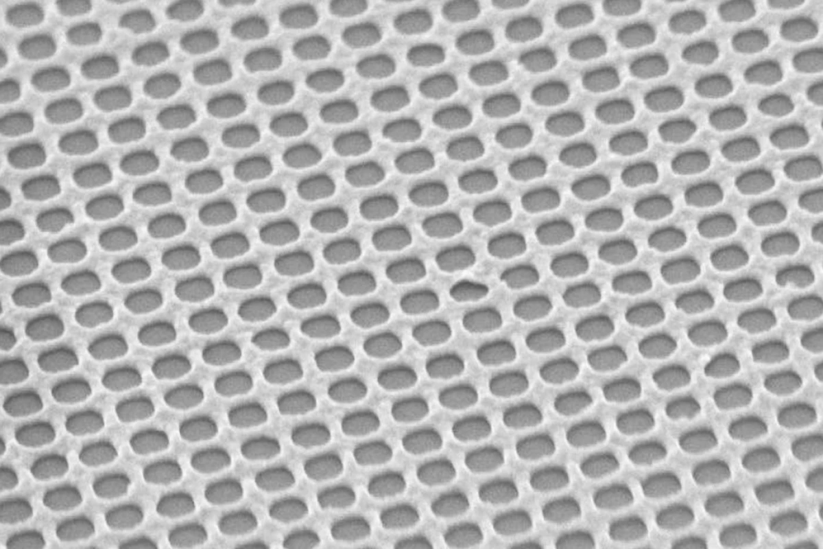 The nanoscale metal mesh that makes up the top layer of the sandwich-like PlaCSH material