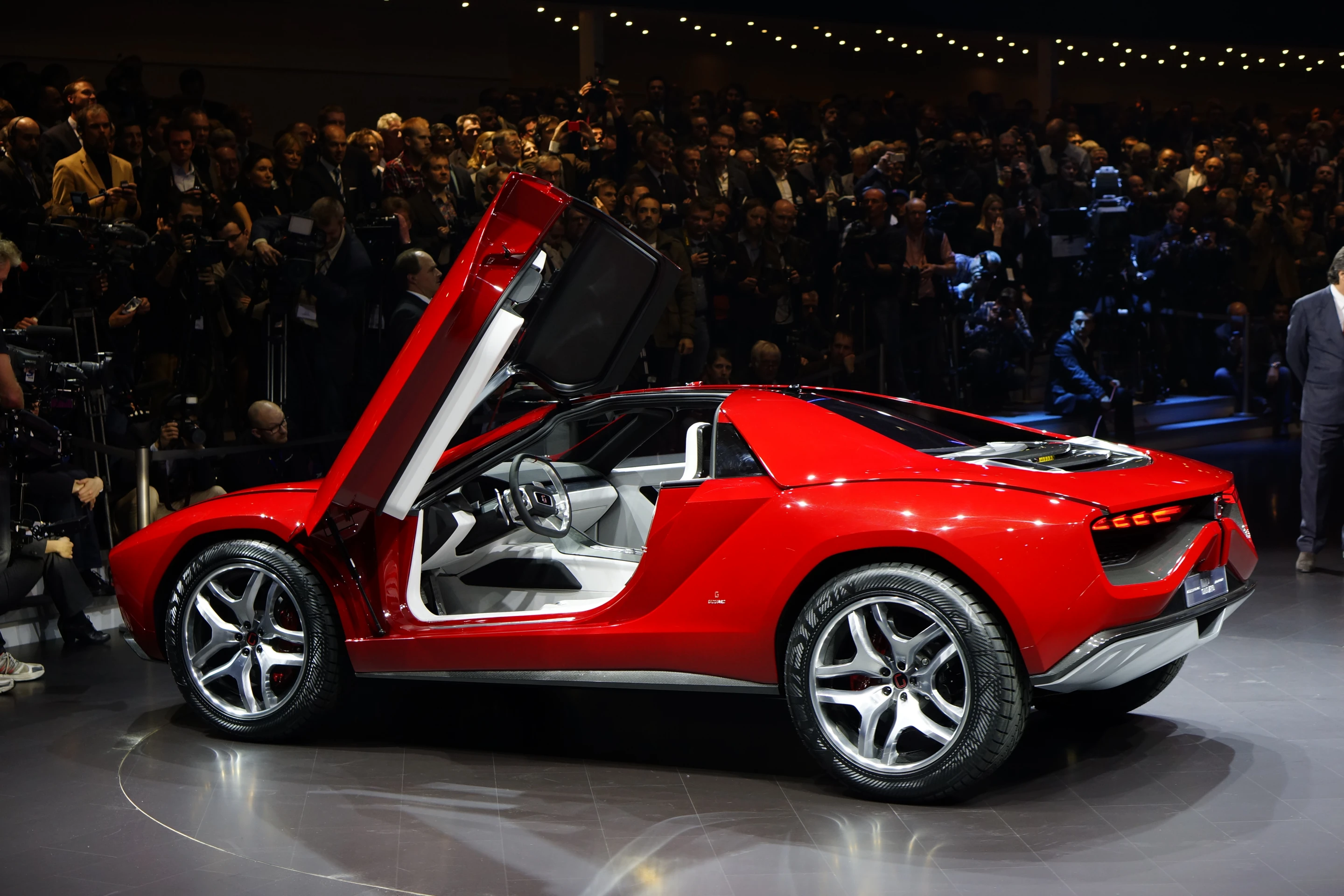 The Giugiaro Parkour coupé goes from 0 to 100 km/h (62 mph) in 3.6 seconds