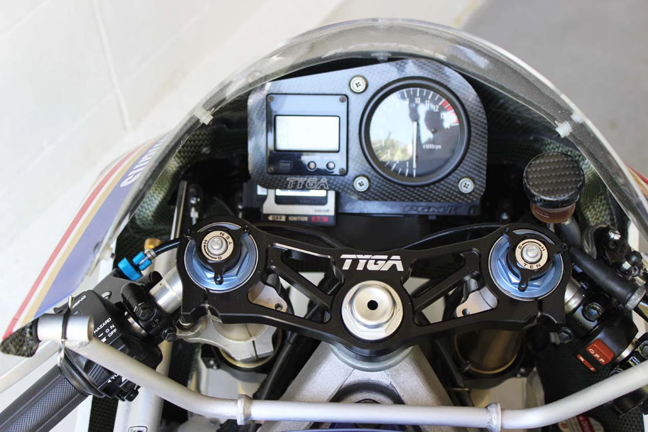 The hazard lights switch (lower left) seem completely out of place in this carbon/aluminum cockpit