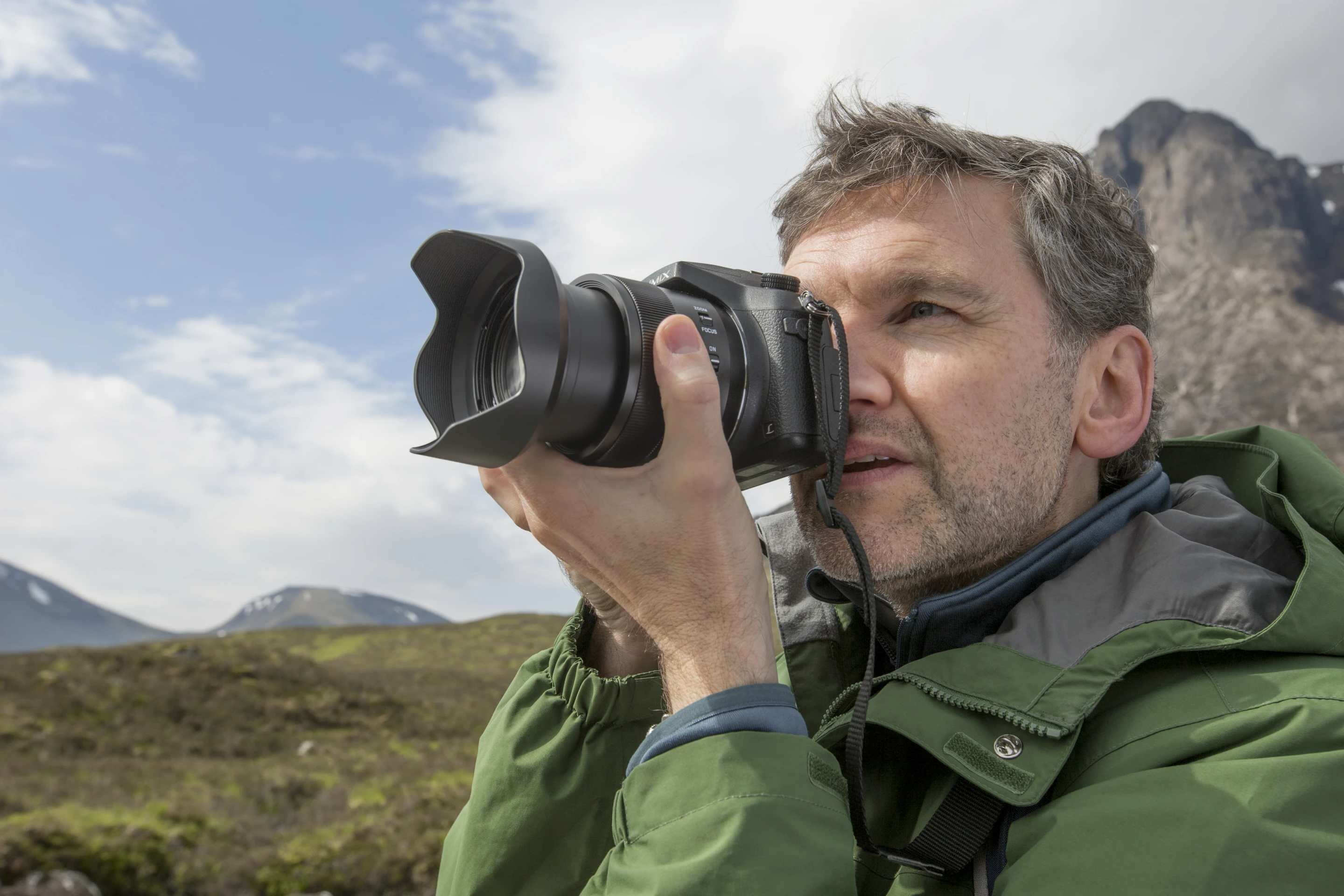 The Panasonic Lumix DMC-FZ1000 aims to be an all-in-one do-anything camera