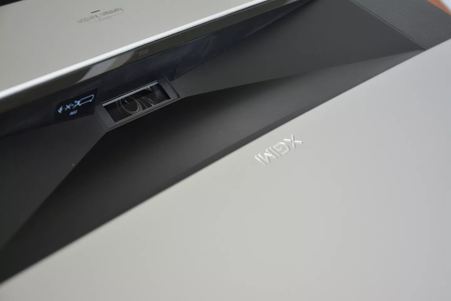 The Aura''s DLP display technology is built around a single 0.47-inch DMD chipset with XPR technology, and features an ALPD 3.0 light engine plus a RGBY color wheel