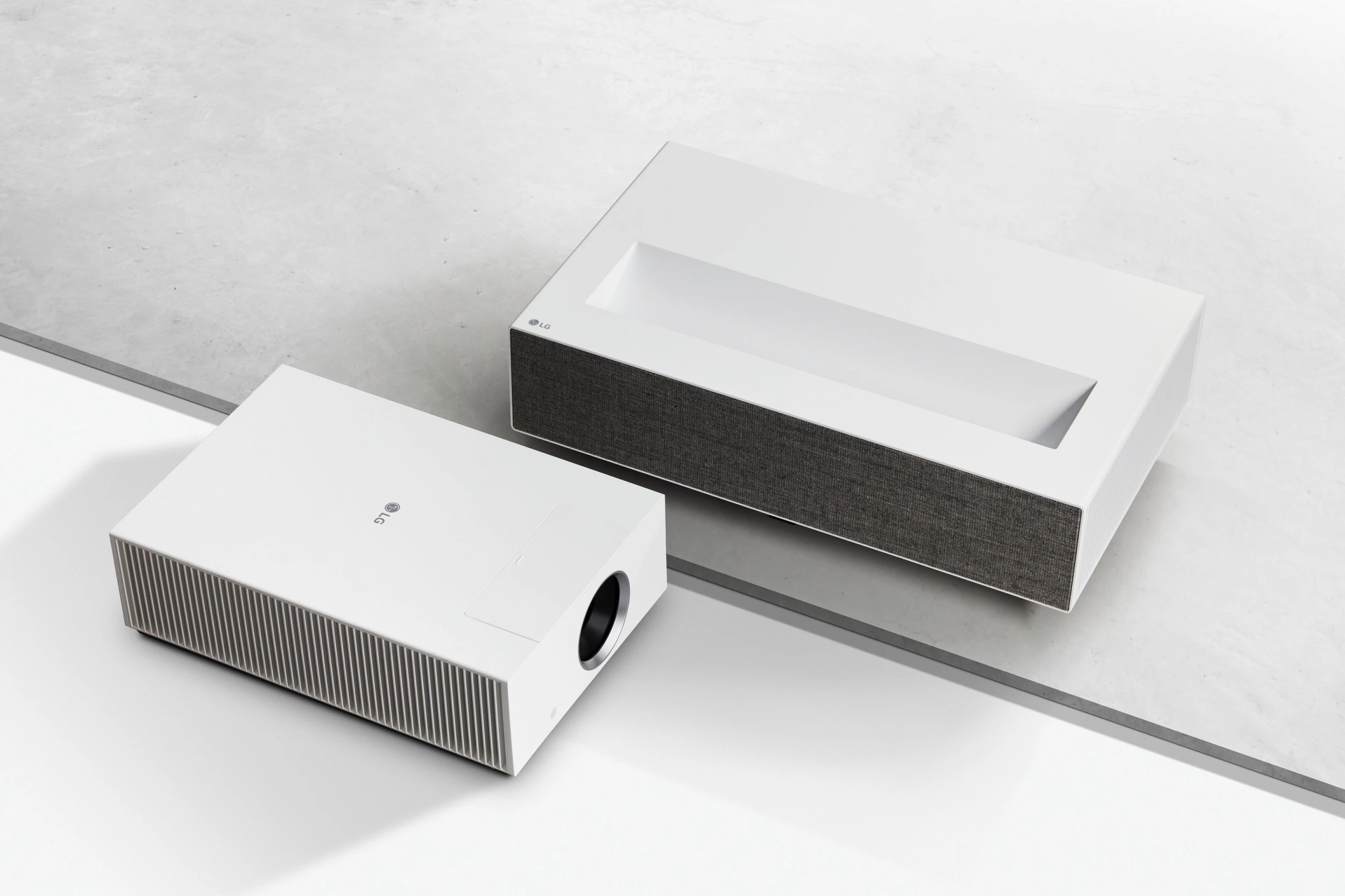 The HU710P unit (left) comes with 5-W + 5-W sound system, and the HU715Q model (right) benefits from a quad-woofer 20-W + 20-W speaker setup