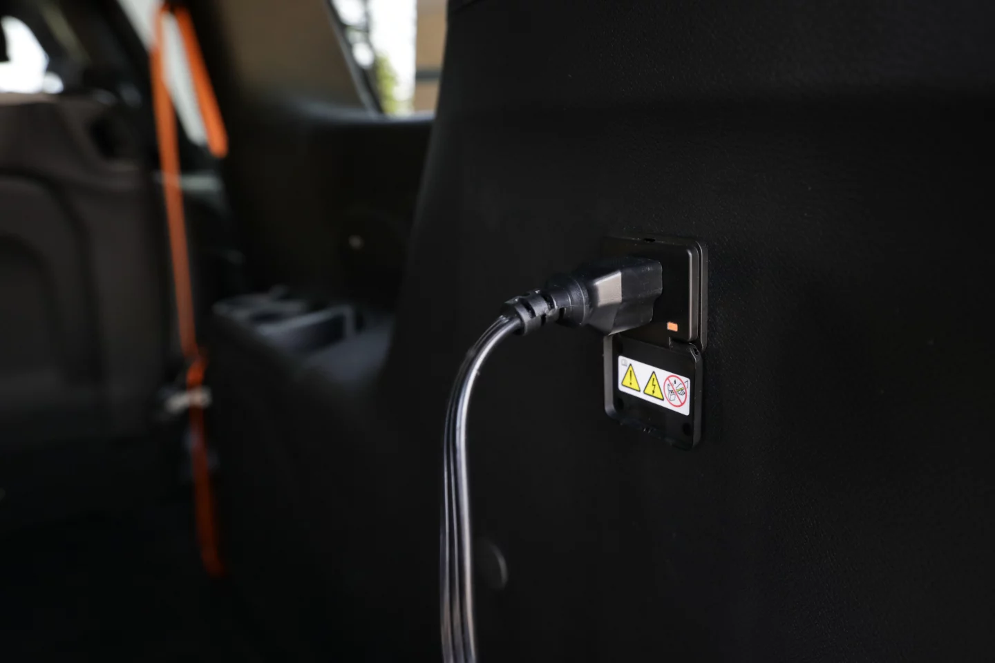 A rear electrical socket serves to run appliances, charge portable power stations and keep smartphones topped off
