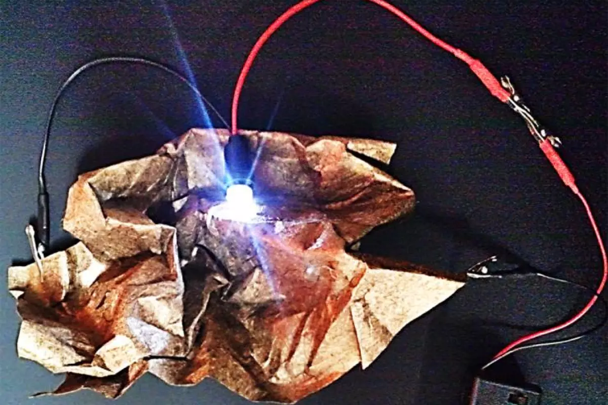 The new supercapacitor, made from metallized paper, can be folded up without losing its conductivity