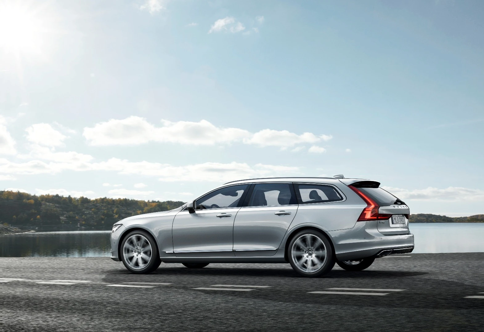 With an estimated range of 50 km, the V90 T8 should be able to tackle the school run on electric power alone