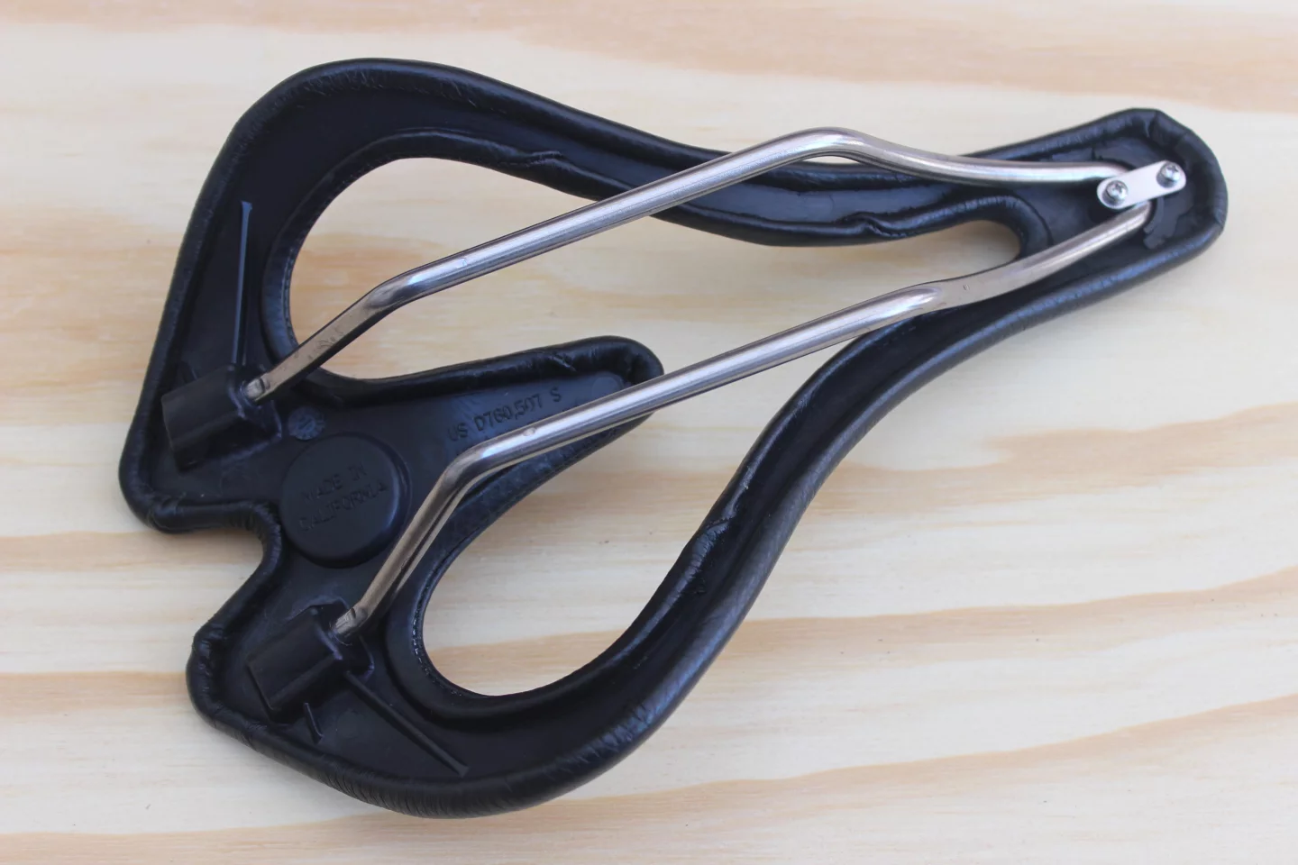 The Infinity Seat E2 tips the scales at 245 grams, and features a flexible polymer body, steel alloy rails, and neoprene closed-cell padding that's hand-wrapped in Italian leather