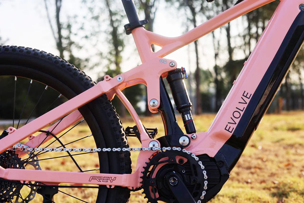 Both the Neo and Neo Pro benefit from a Rockshox Monarch RL 200x57 rear shock