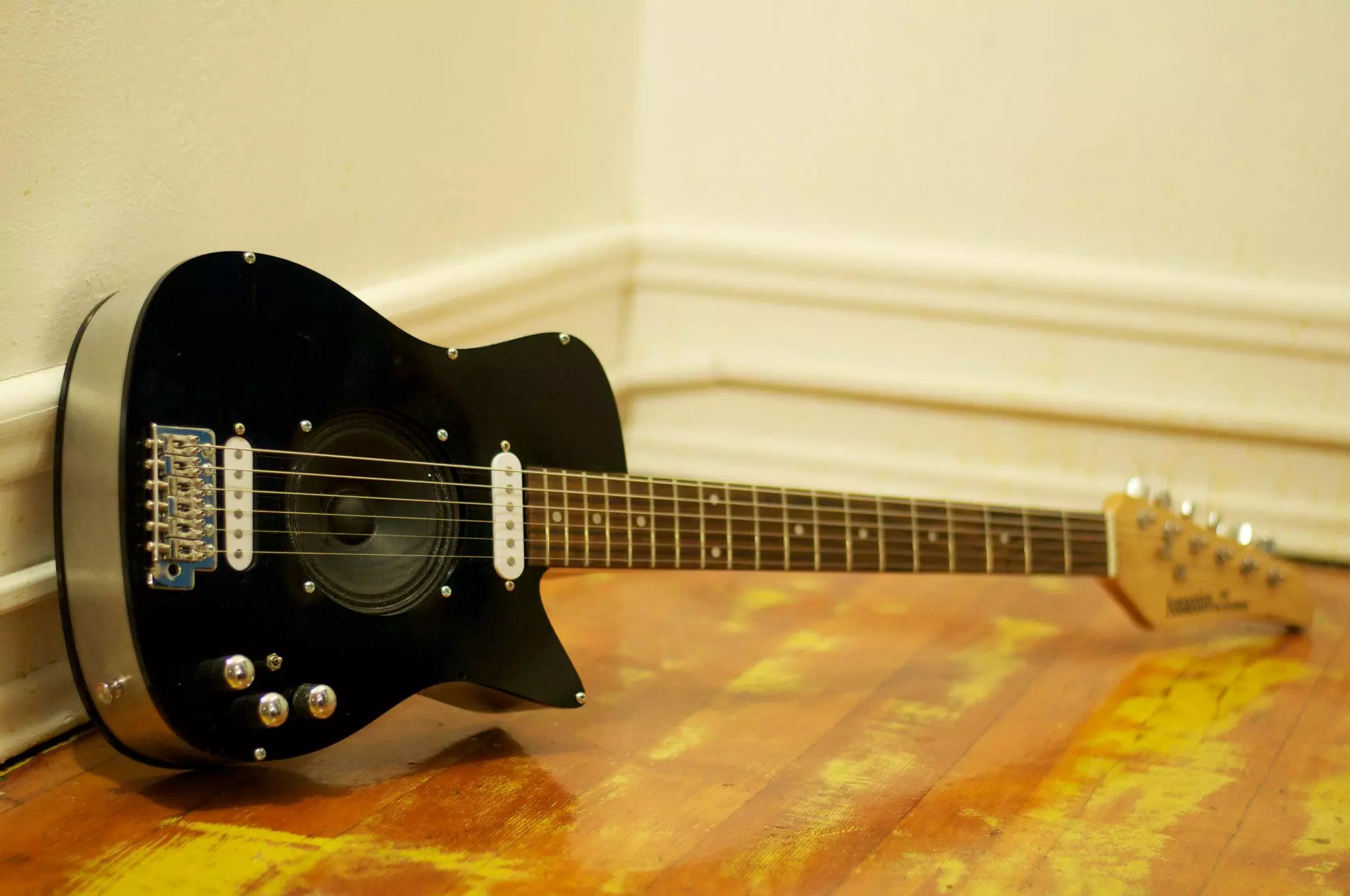 The Unlimited electric guitar has a built-in amplifier which can be fed digital effects from a smartphone app