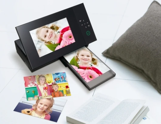 The device prints out 300dpi 6 x 4in photos of whatever is onscreen when the print button is pressed