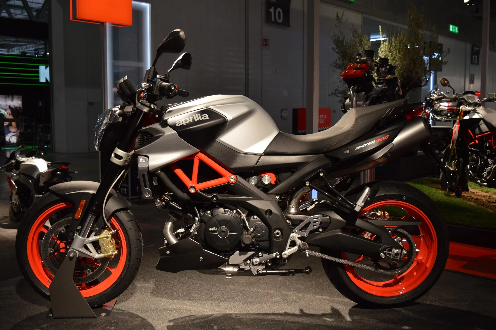 Following the example of the Dorsoduro, the Aprilia Shiver grew to 900 cc