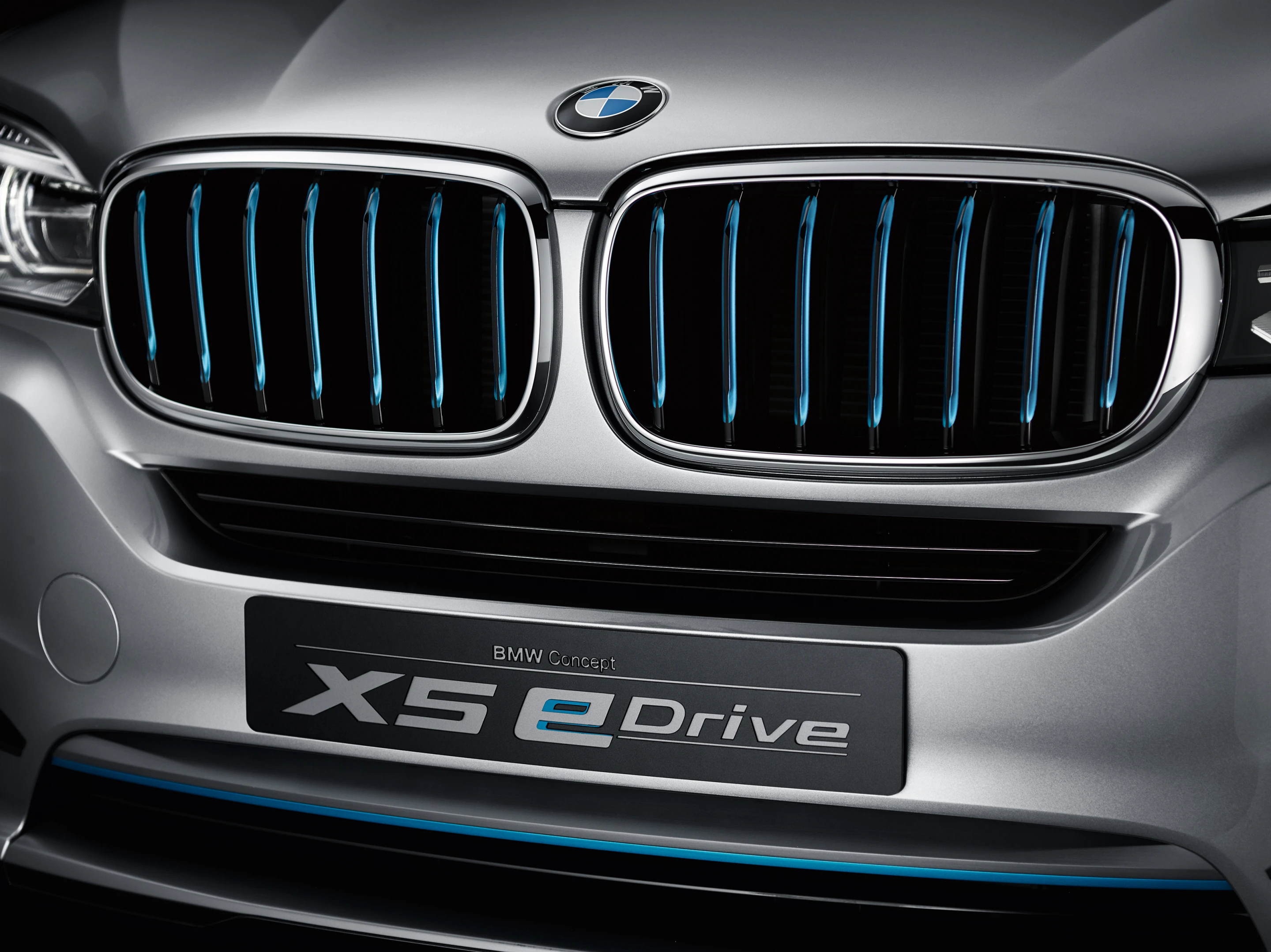 The kidney grille slats are highlighted in i-blue