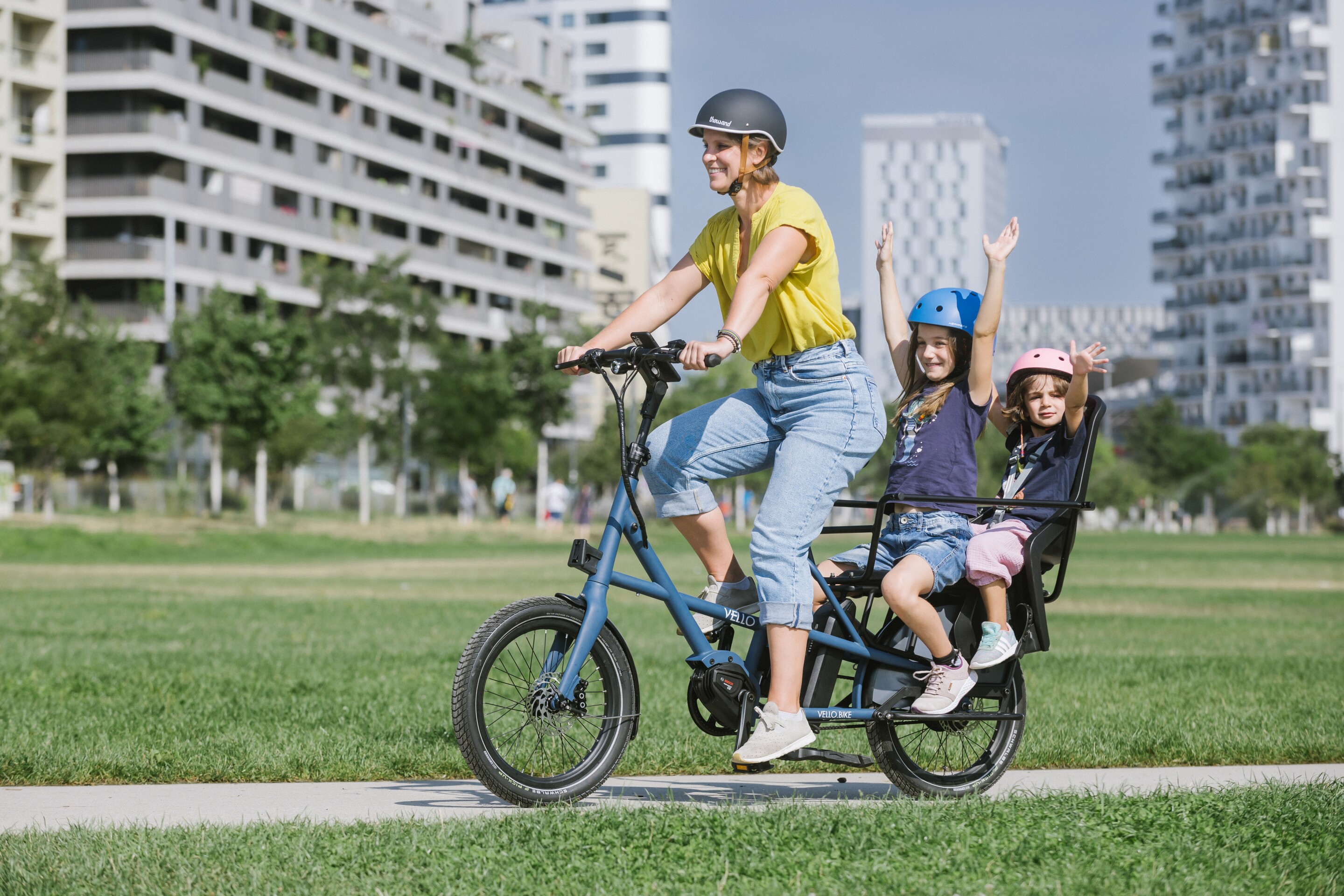 Lightweight cargo ebike can seat two kids to the rear