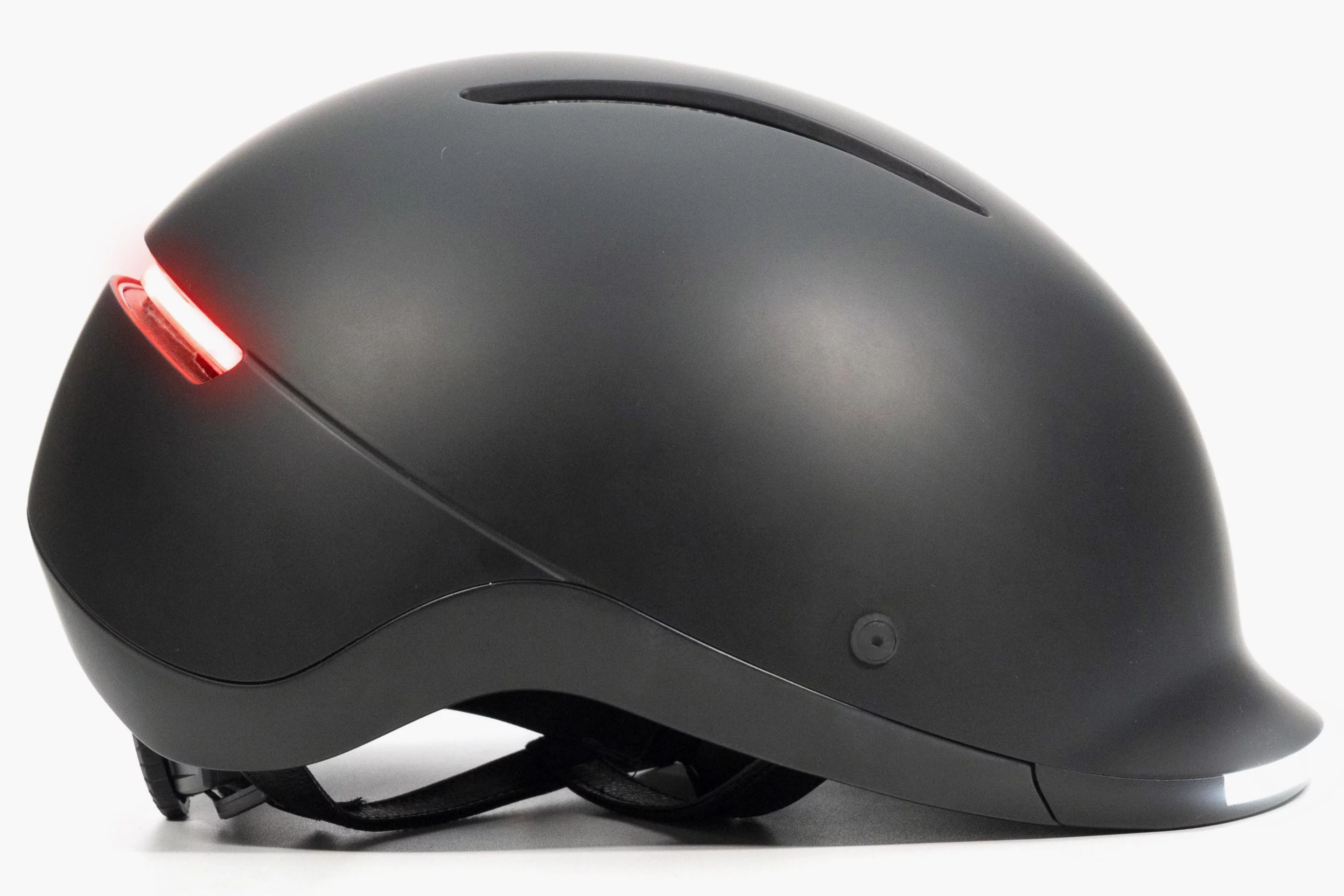 One 3-hour charge of the 1,600-mAh lithium battery should reportedly be good for 20 hours of runtime at the default Steady output mode