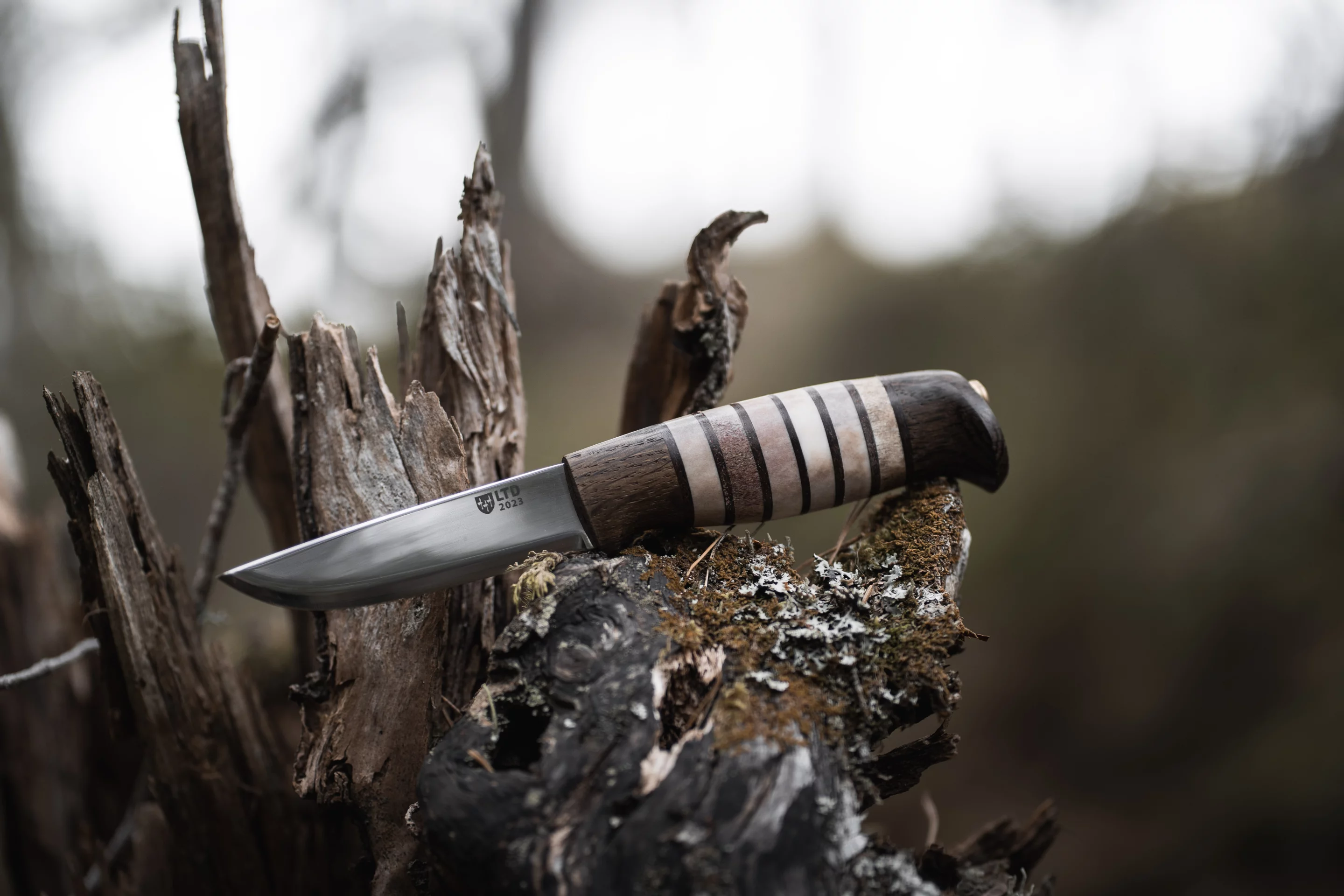 Helle explains that the Rein handle features an equal number of leather and reindeer antler inlets, framed by a front and back piece in dark oak.