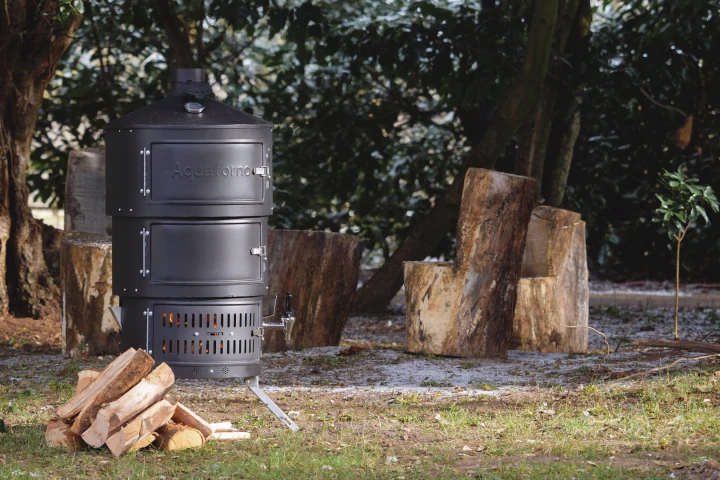 The Aquaforno II takes a similar shape to versatile vertical cookers, but promises a few extra cooking options along with a telescopic assembly system