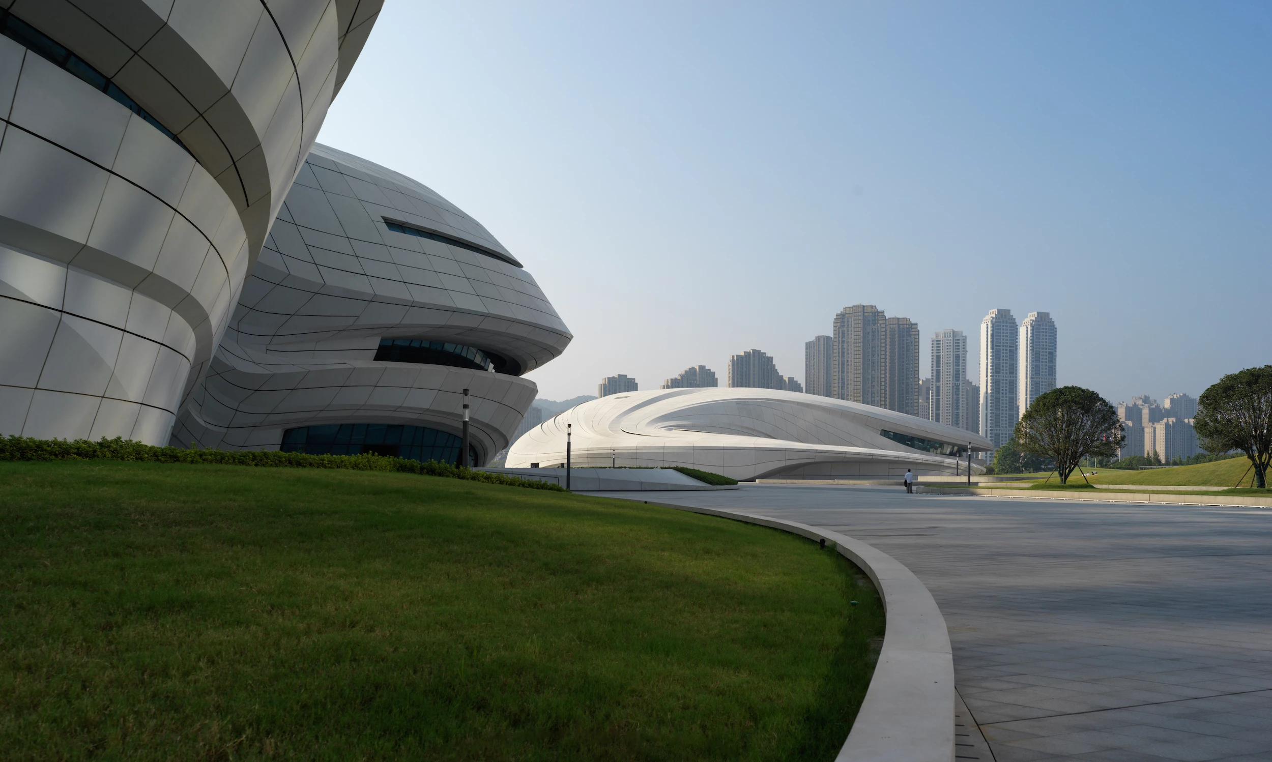 The Changsha Meixihu International Culture & Arts Centre contains a contemporary art museum, a large theater, and a smaller multipurpose theater