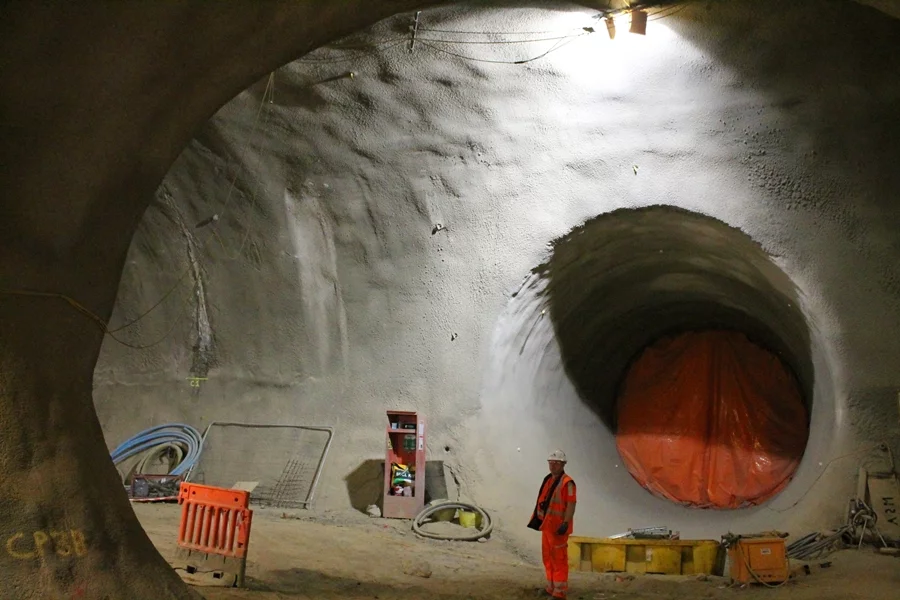 One of the cavernous tunnel connecting points at Farringdon's Crossrail site (Photo: Stu Robarts/Gizmag)