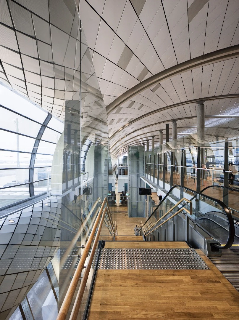 The new extension consists of a large 300 m (984 ft)-long curved building