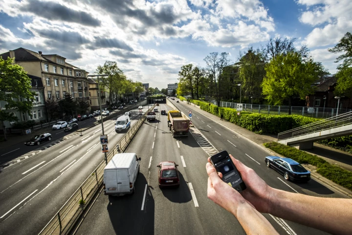 A fine-dust sensor that attaches to your smartphone could help you – and everyone else – monitor air pollution in real time (Photo: Patrick Langer, KIT)