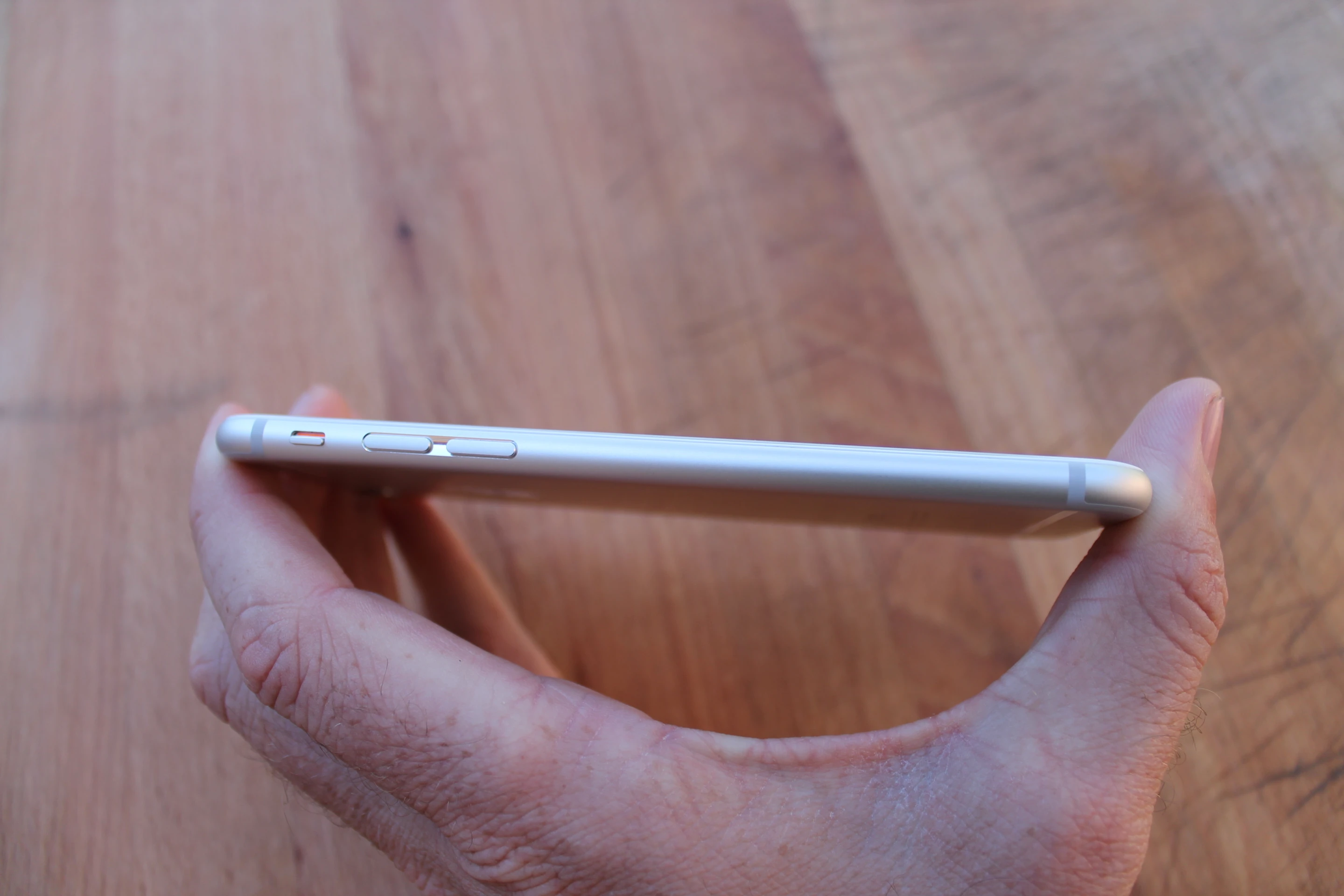 The circular volume buttons have been replaced (Photo credit: Eric Mack/Gizmag.com)