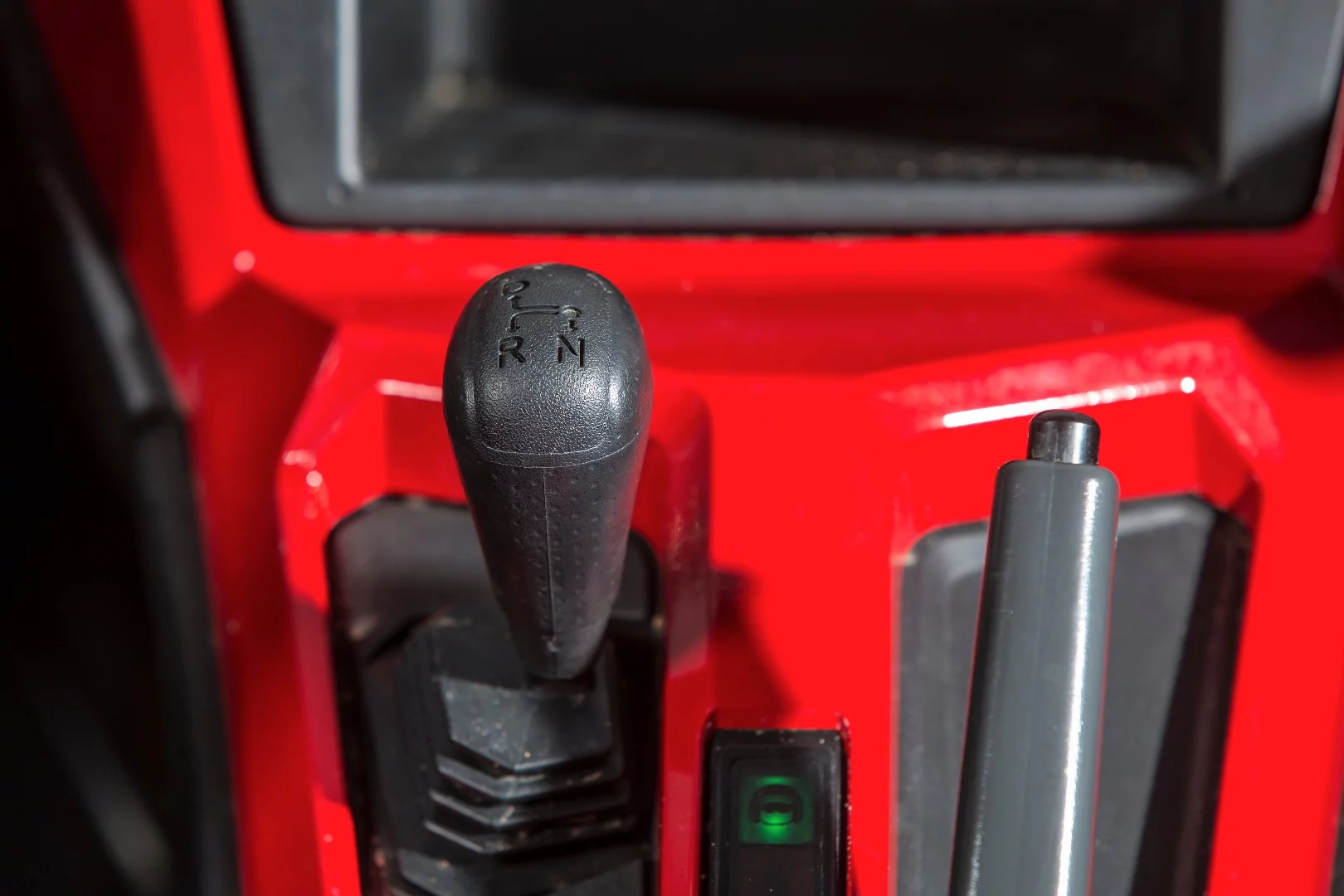 Yamaha YXZ1000R SS SE: gear selector and handbrake