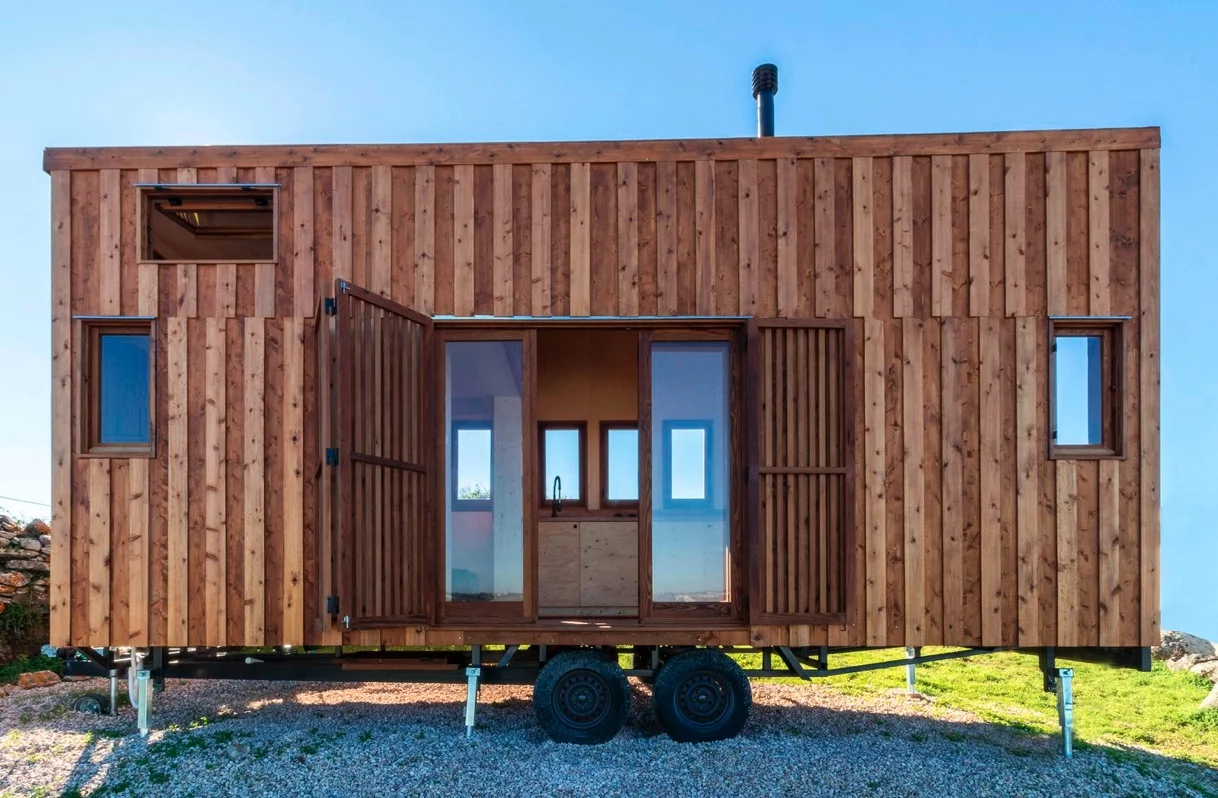 The Vigia is based on a double-axle trailer and has a length of 7 m (23 ft)