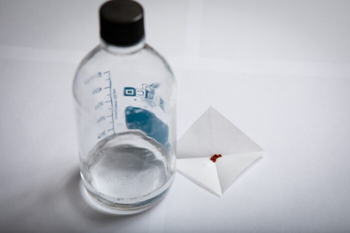 The researchers mixed PM 567 with a solvent called acetonitrile to create the dye solution for their experiments