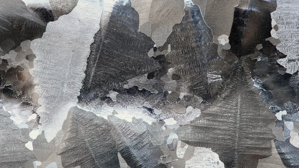 Surface etched aluminum bar (Image: Alchemist-hp)