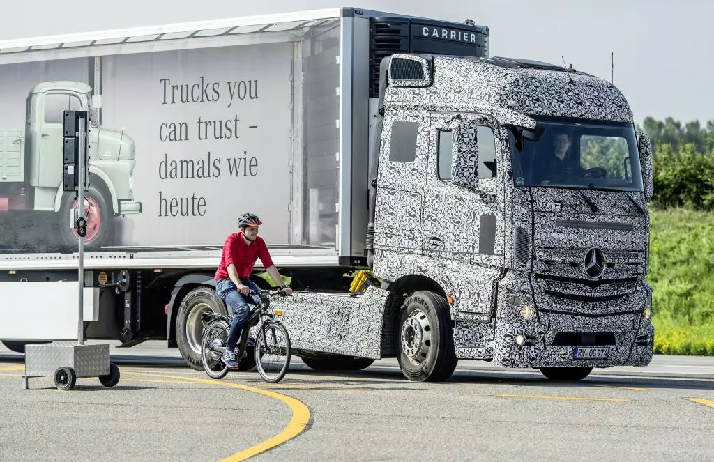 Truck drivers often lose sight of cyclists when turning