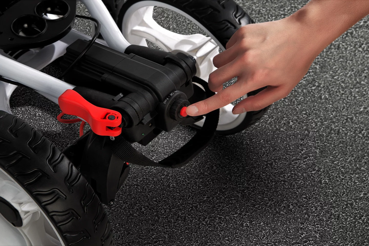 The EasyPal buggy goes from its 48 x 24 x 42-in size to a compact 26.4 x 15.75 x 11.75 inches within around 10 seconds, with a single push of a button