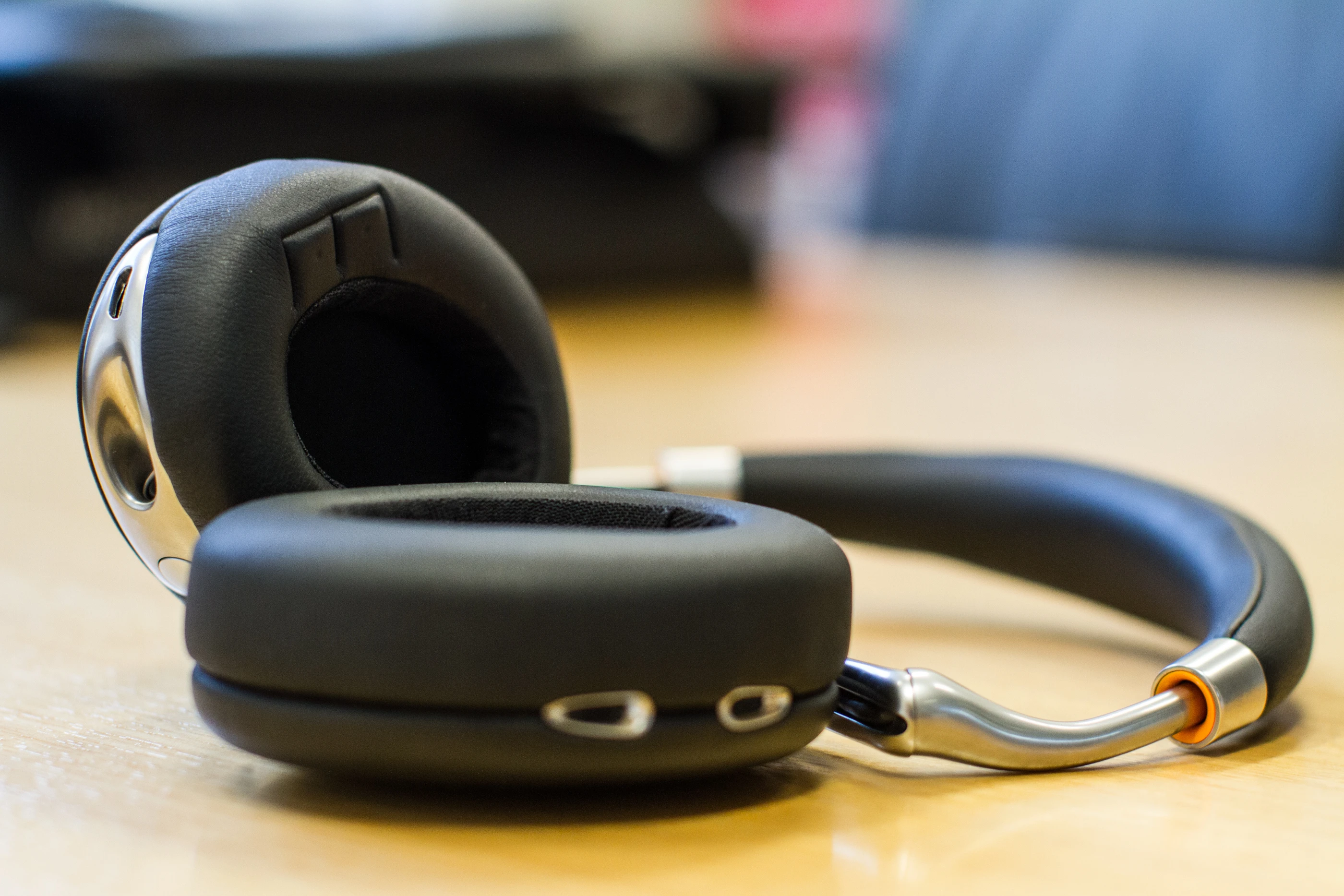 I wasn't too fond of the pressure sensor stitched into the right earpiece, which pauses the music the moment you take the headphones off(Photo: Nick Lavars/Gizmag.com)