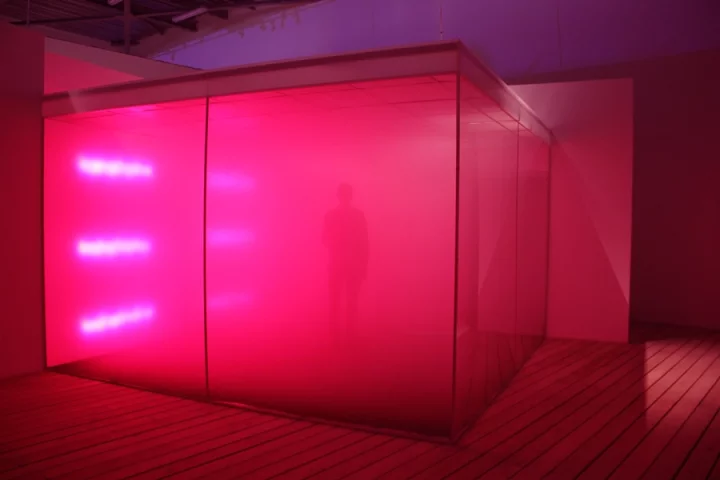 Powerful humidifiers are used to super-saturate the air with a cloud composed of fine spirits and mixers at a ratio of 1:3