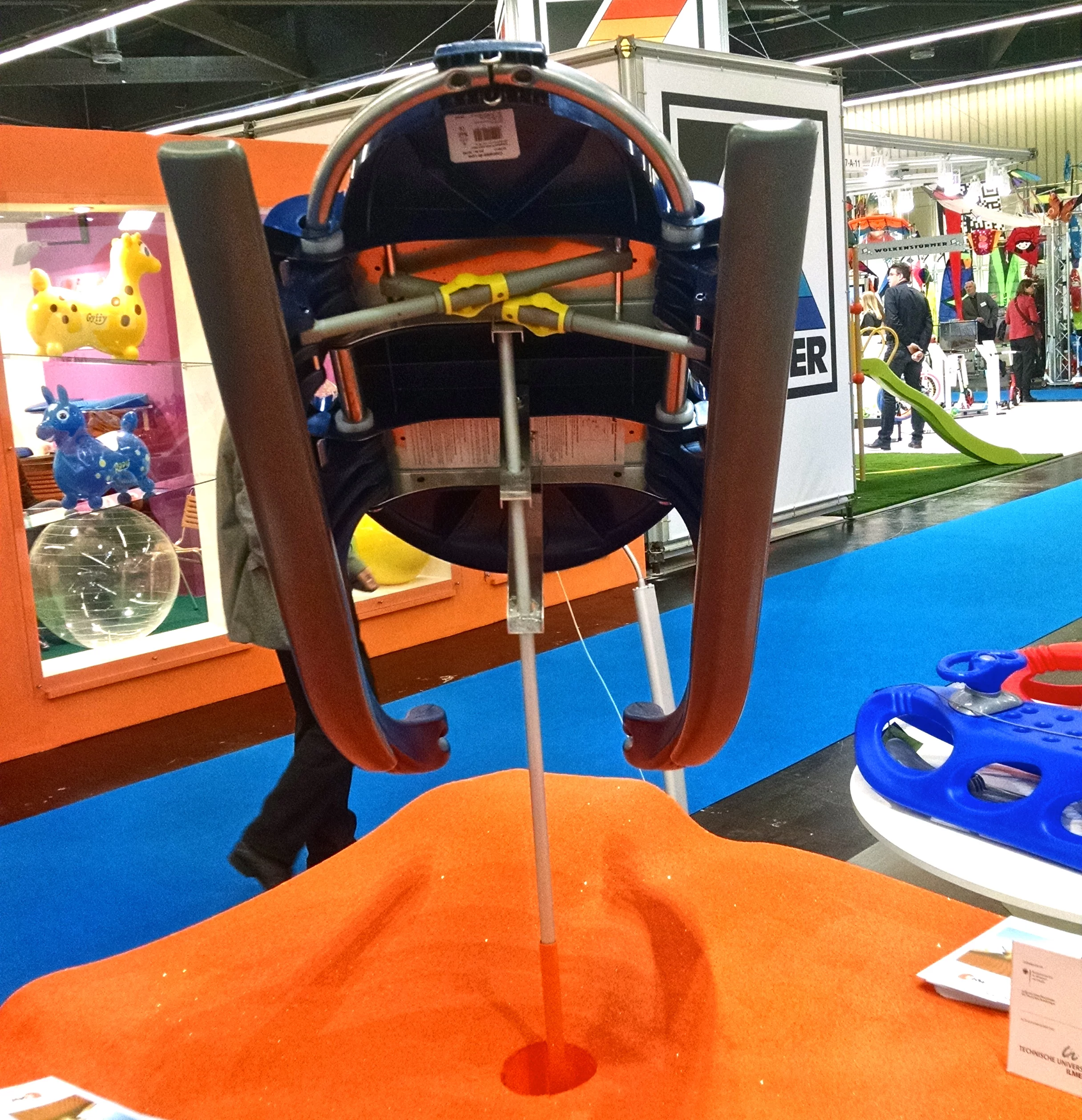 The key to sledding on sand, according to KHW and partners, is in the special plastic used on the runners (Photo: C.C. Weiss/Gizmag)